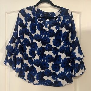 Banana Republic blue white and black floral bell sleeved blouse size extra small